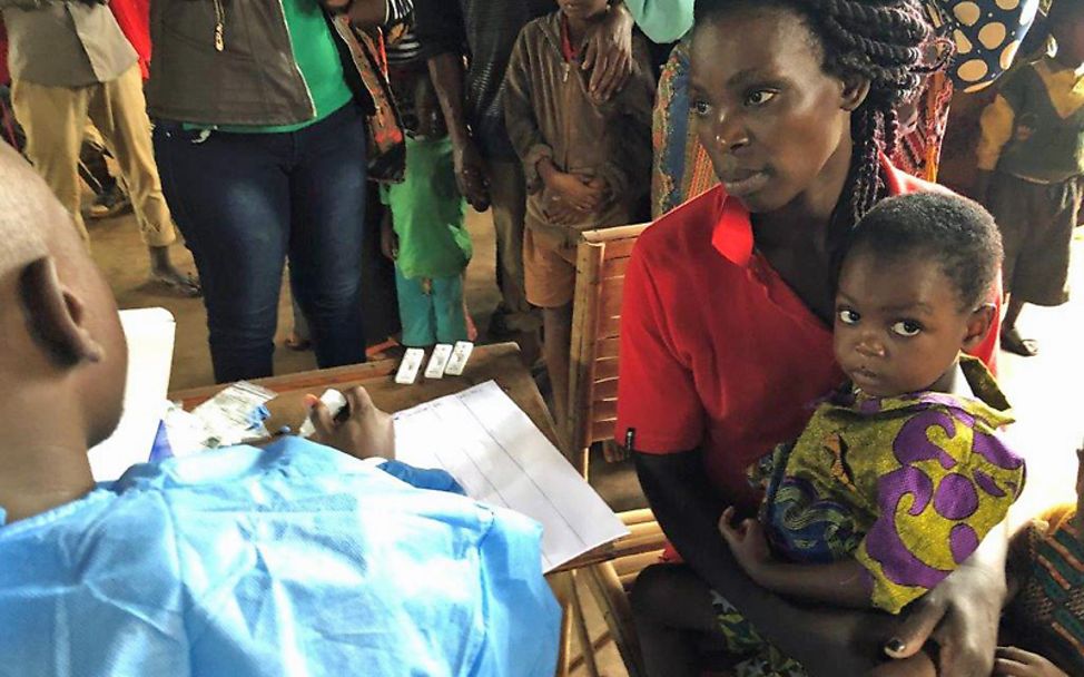 Zyklon Idai in Mosambik: Angelina Paulo mit ihrem Sohn in einer Notunterkunft