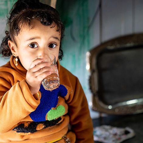 Weltwassertag 2019: Aminas zweijährige Enkelin Sham trinkt Wasser.