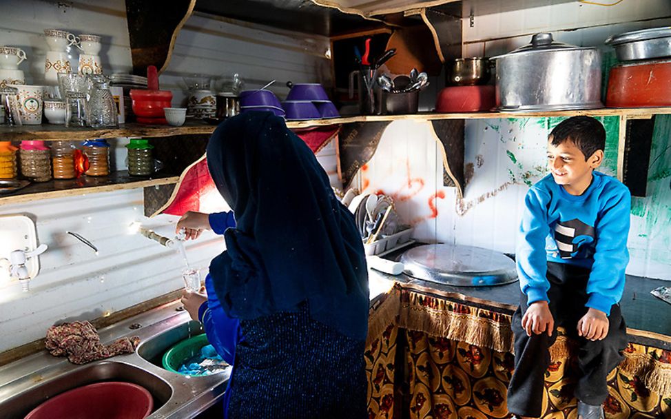 Za'atari: Sidra und Diaa zusammen in ihrer Küche mit fließendem Wasser.