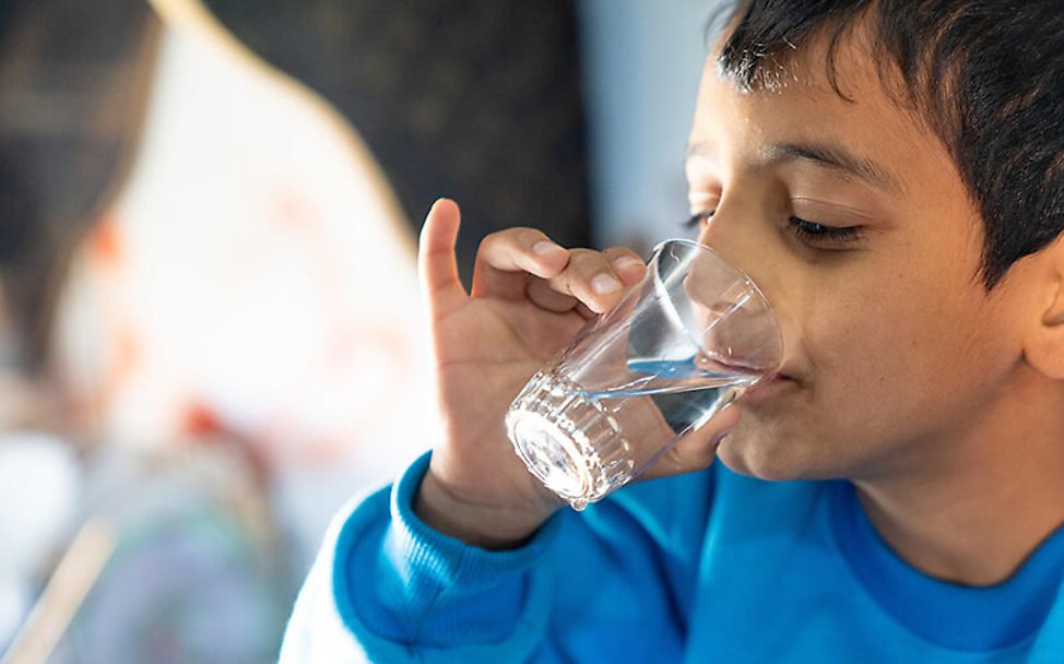 Za'atari: Der zehnjährige Diaa trinkt frisches Wasser aus einem Glas.