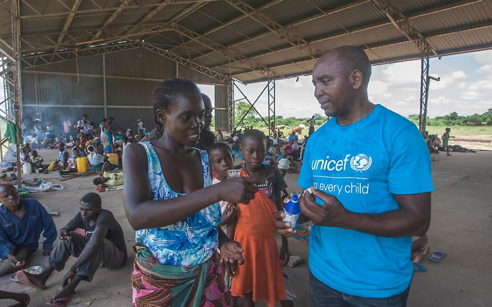 Wirbelsturm Idai: UNICEF Mitarbeiter Alan Kumwenda hilft Annie in der Notunterkunft