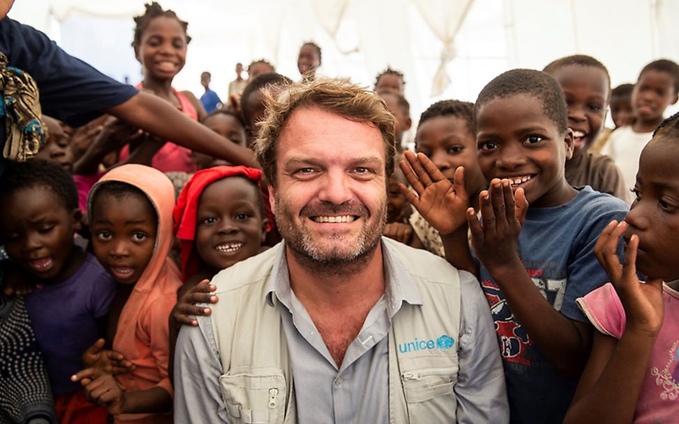 Zyklon Idai in Mosambik: UNICEF-Helfer Daniel Timme mit Kindern