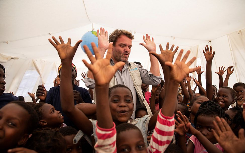 Zyklon Idai in Mosambik: UNICEF-Helfer Daniel Timme spielt mit Kindern