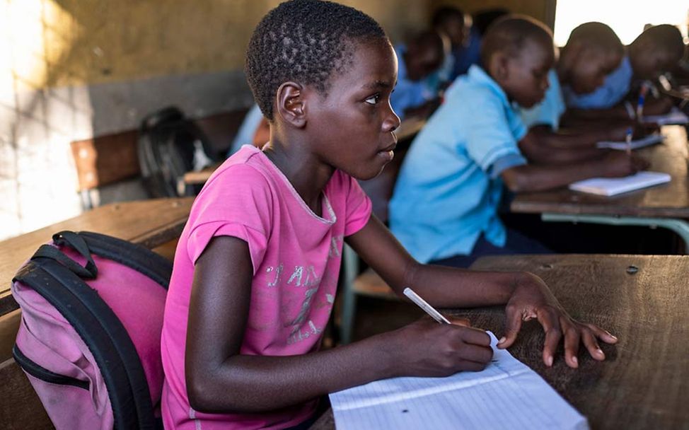 Ein Mädchen in Mosambik kann nach dem Wirbelsturm wieder zur Schule gehen. 