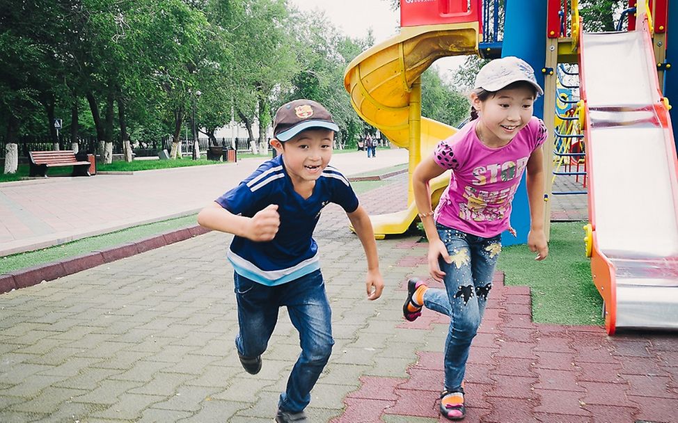 Child Friendly Cities Summit: Kinder rennen auf einem Spielplatz
