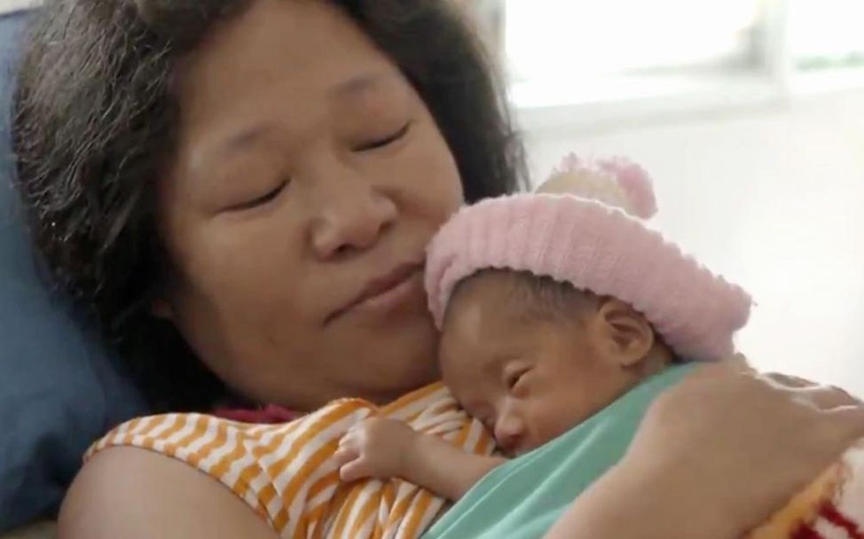 Mit speziellen Frühgeborenen-Methoden hilft UNICEF Babys in Bhutan. 