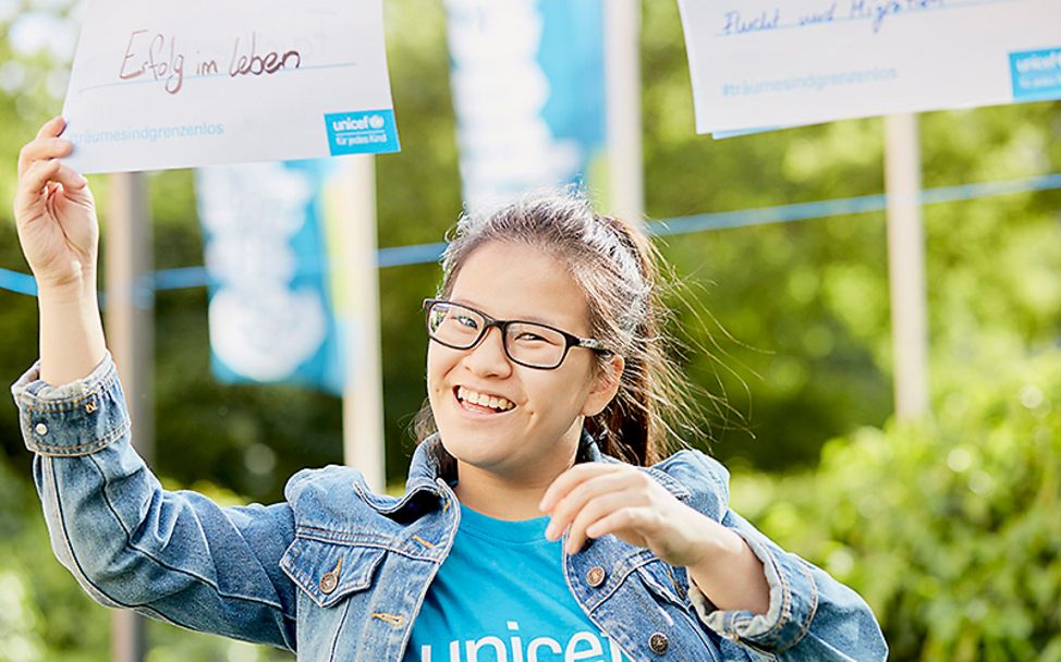 Ein Mädchen engagiert sich mit UNICEF für Kinderrechte