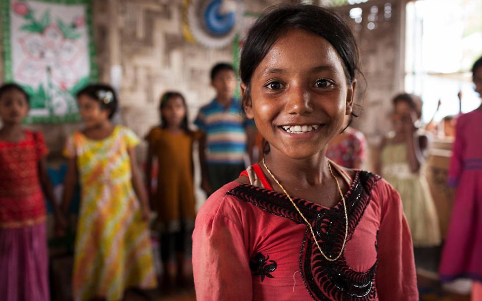 Bangladesch: Sehera singt ein Willkommenslied im Projapoti Child Learning Centre