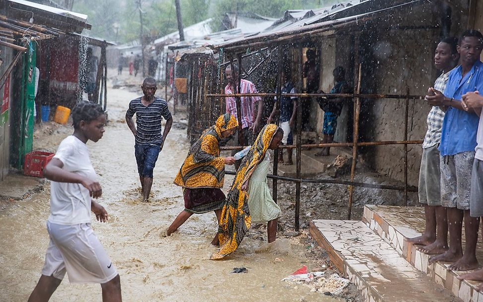 Zyklon Kenneth in Mosambik: Bewohner im Norden müssen durch Schlamm waten.