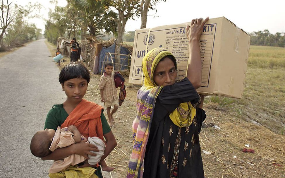 Zyklon Fani bedroht Millionen Kinder in Südasien. Mutter mit Kindern und Hilfspaket