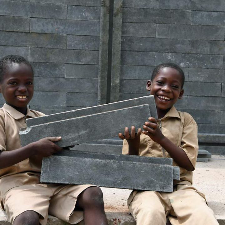 Elfenbeinküste: UNICEF baut Klassenräume aus recyceltem Plastik. 