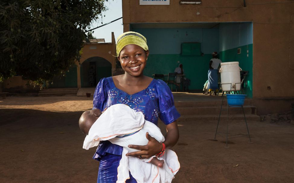 Mütter in aller Welt: Eine Mutter aus Mali mit ihrem Baby