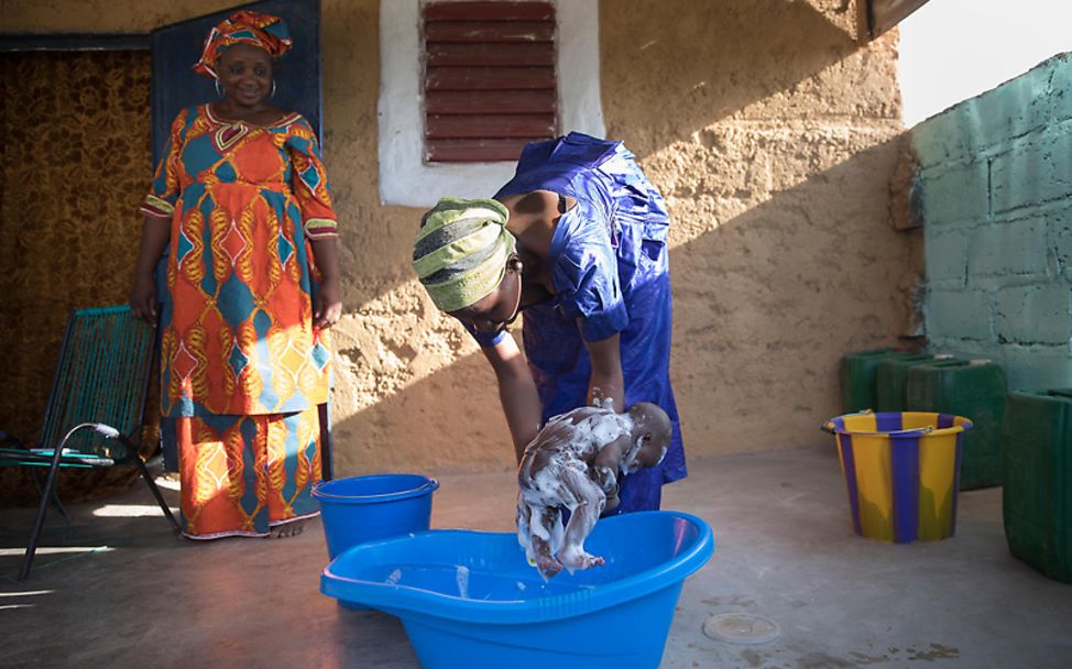 Mütter in aller Welt: Eine Mutter aus Mali badet ihr Baby