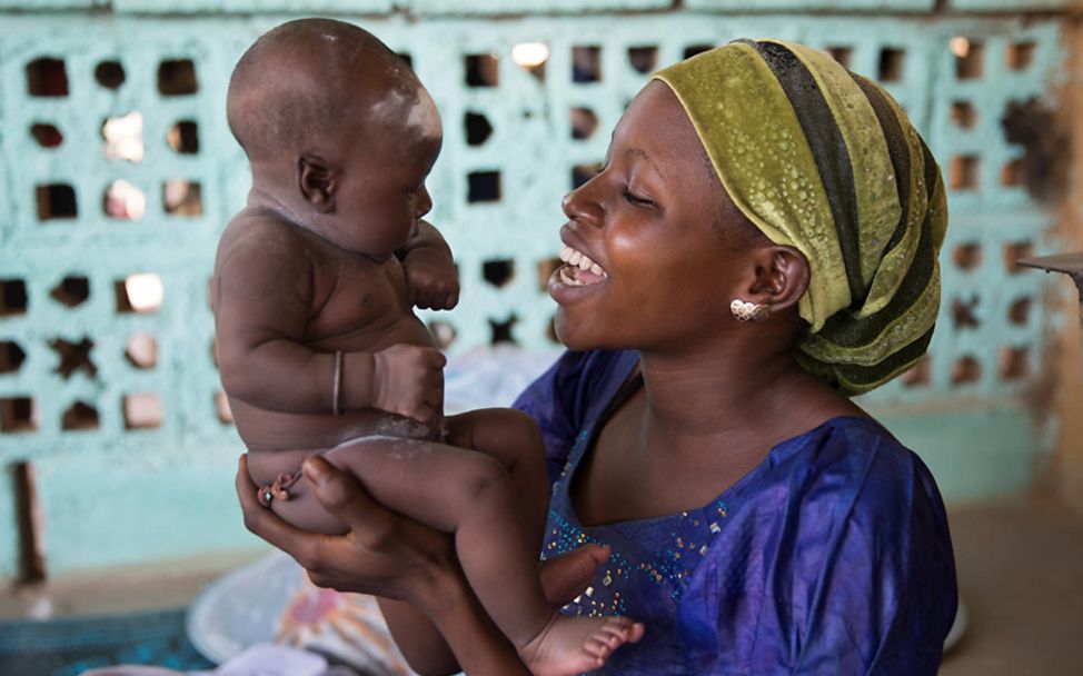 Mütter in aller Welt: Eine Mutter aus Mali spricht mit ihrem Baby