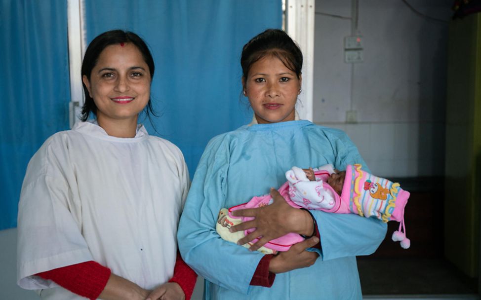 Mütter in aller Welt: Eine Mutter mit ihrem Neugeborenen in Nepal