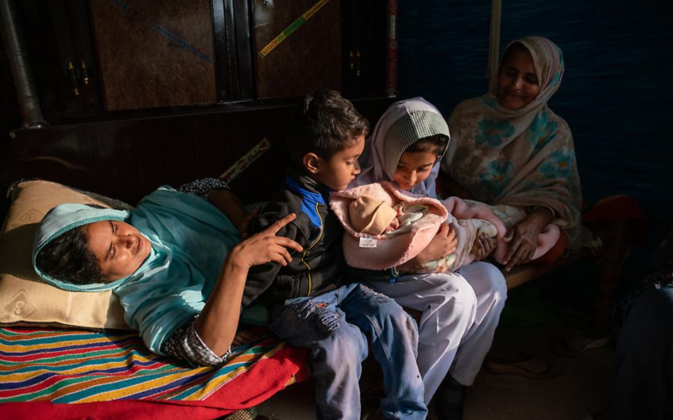 Mütter in aller Welt: Eine Familie in Pakistan begrüßt ihr Neugeborenes