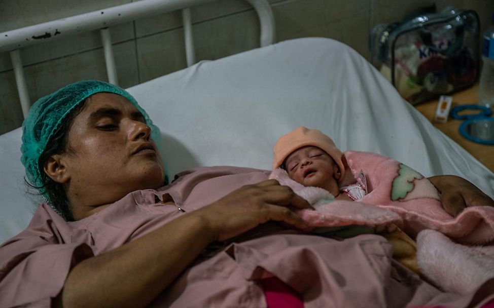 Mütter in aller Welt: In Pakistan liegt eine Mutter nach der Geburt ihres Babys im Krankenhaus