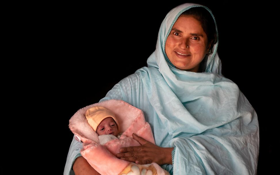 Mütter in aller Welt: Eine Mutter aus Pakistan hält ihr Baby im Arm