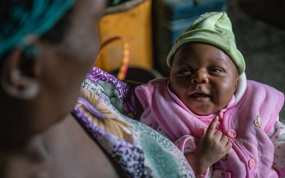 Mütter in aller Welt: In Tansania schaut eine Mutter ihr Baby an