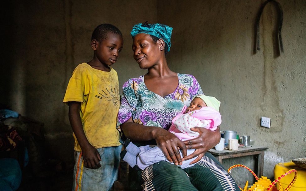 Mütter in aller Welt: Eine Mutter in Tansania mit ihrem Neugeborenen und ihrem älteren Sohn