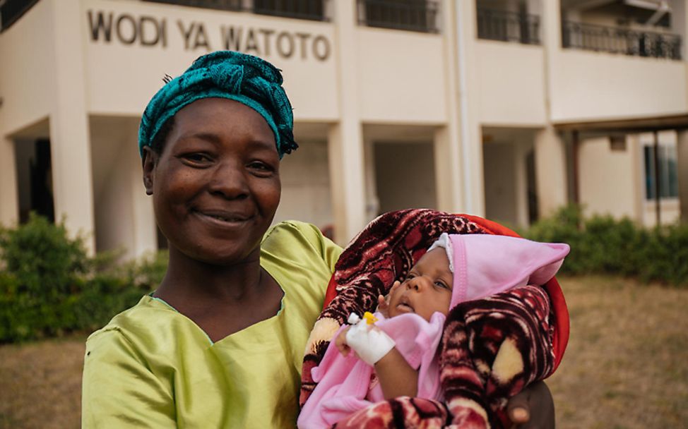 Mütter in aller Welt: Eine Mutter in Tansania zeigt ihr Baby
