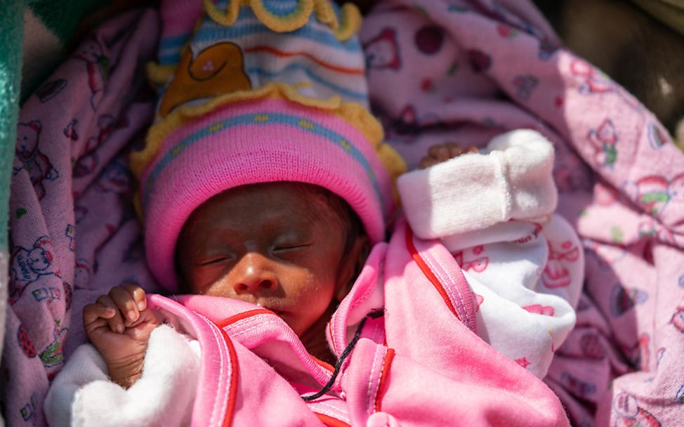 Mütter in aller Welt: Nepal: Baby Devansh kam zu früh auf die Welt