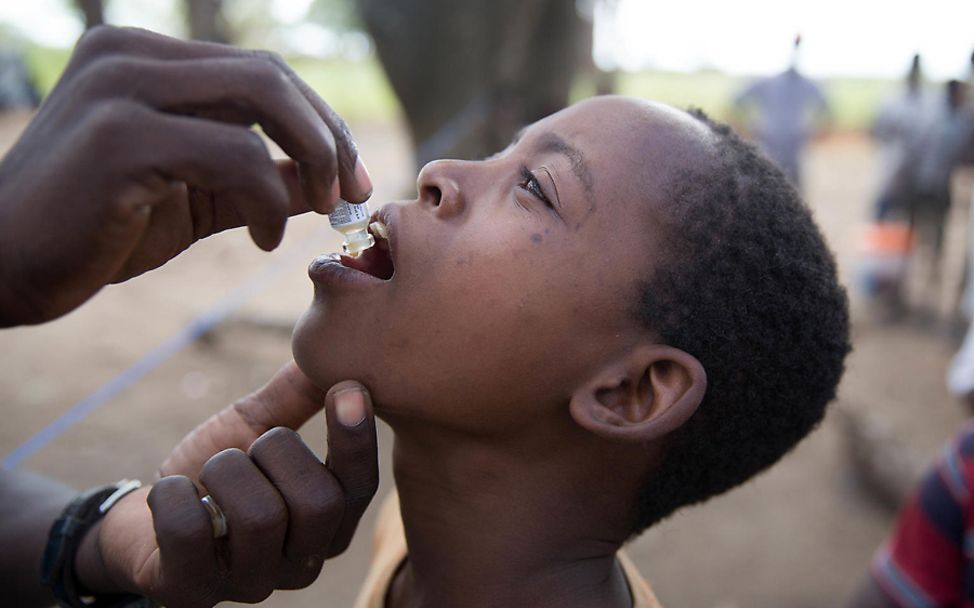 Mosambik: Ein Junge wird von UNICEF-Helfern geimpft