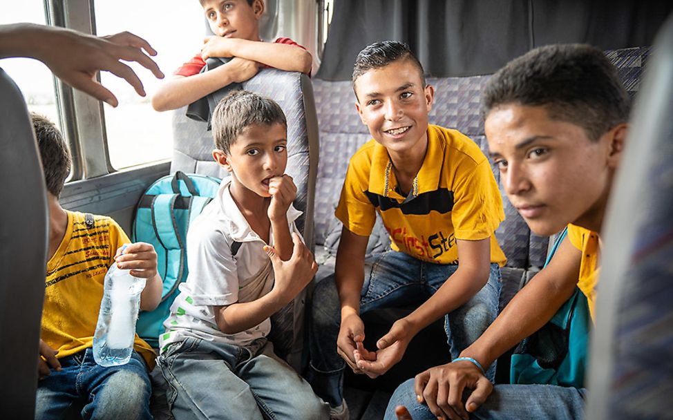 Jordanien: Eine Gruppe von Flüchtlingskindern hat viel Spaß im Schulbus.