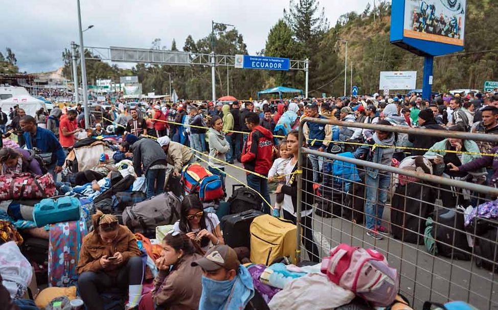 Venezuela Flüchtlingshilfe: An der Grenze zu Ecuador warten Hunderte Venezolaner*innen auf die Einreise. 
