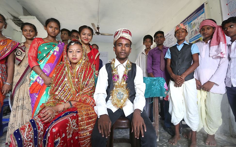 Jugendliche in Nepal spielen eine Hochzeit nach.