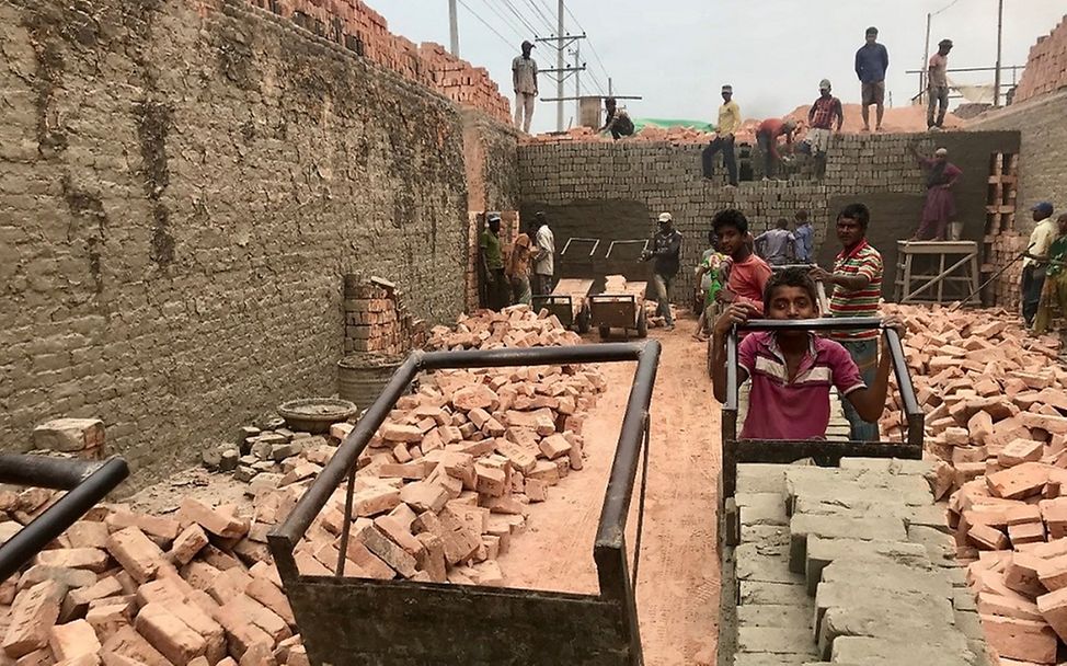 Kinderarbeit in Bangladesch: Die Trockenkammer der Ziegelfabrik