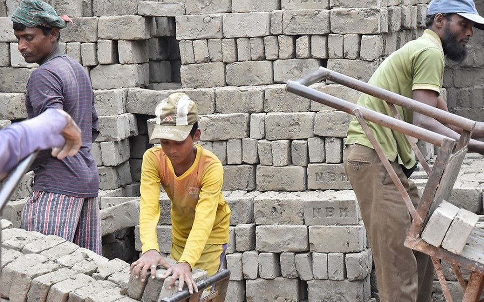 Kinderarbeit in Bangladesch: Mohamed untere anderen Arbeitern der Ziegelsteinfabrik