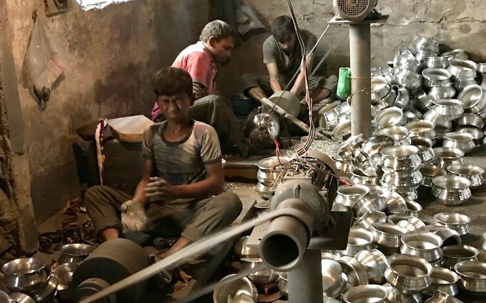 Kinderarbeit in Bangladesch: Ein Junge muss seine Augen wegen der Aluminiumsplitter zukneifen.