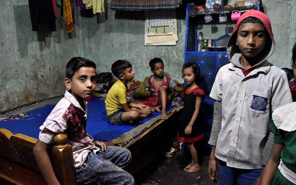 Kinderarbeit in Bangladesch: Sumon und seine Freunde in seiner winzigen Wohnung