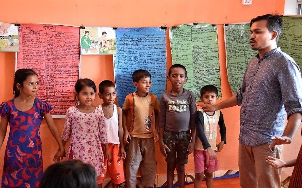 Kinderarbeit in Bangladesch: Der Sozialarbeiter des Kinderschutzzentrums erklärt die nächste Übung.