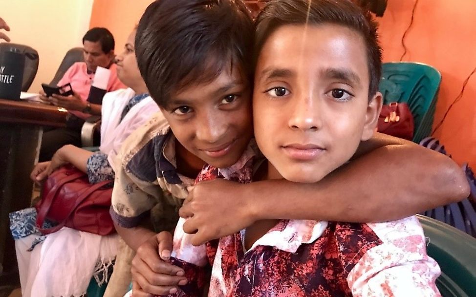 Kinderarbeit in Bangladesch: Sumon und ein Freund im Kinderschutzzentrum