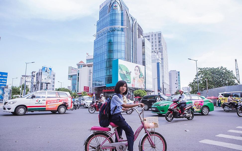 Kinder mit Behinderung in Vietnam: Dao fährt mit dem Fahrrad zur Schule