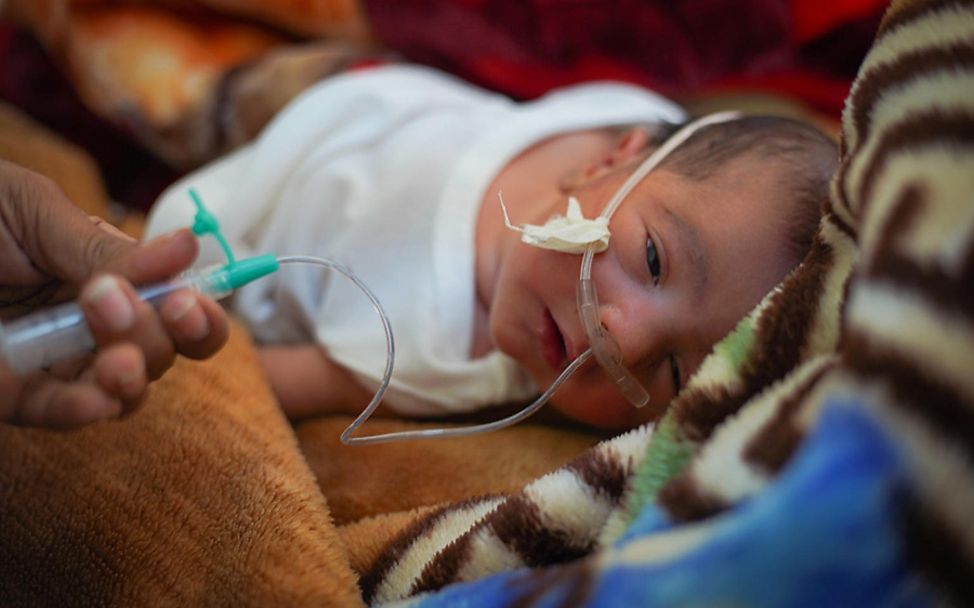 Jemen: Ein Neugeborenes auf der Babystation im Krankenhaus in Dolaa Hamdan.