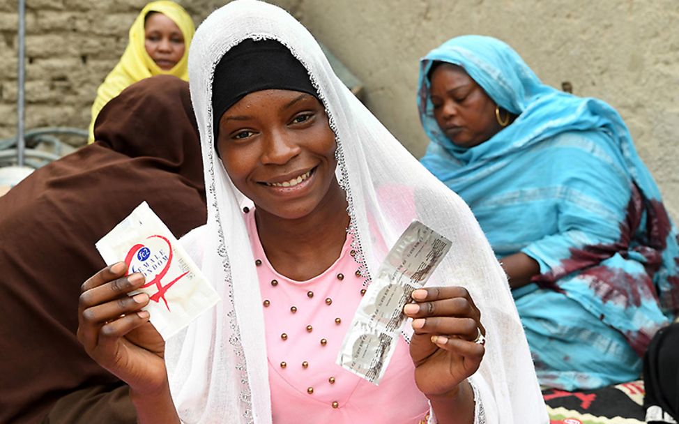 Tschad: Die 19-Jährige Achta zeigt Kondome während einer Session zu HIV-Prävention.