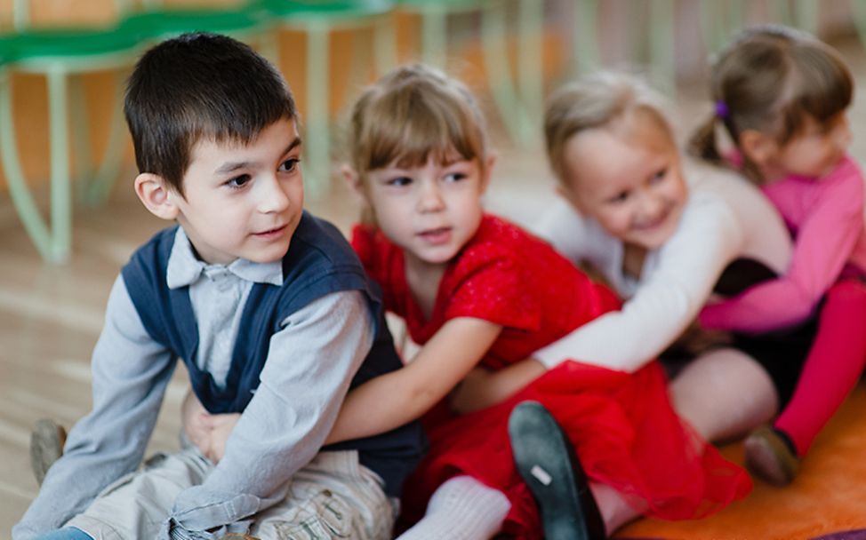 Belarus: Vier Vorschulkinder spielen im Kindergarten.