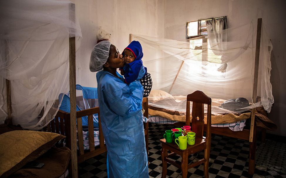Ebola: Helferin Ruth mit Baby Christ-Vie