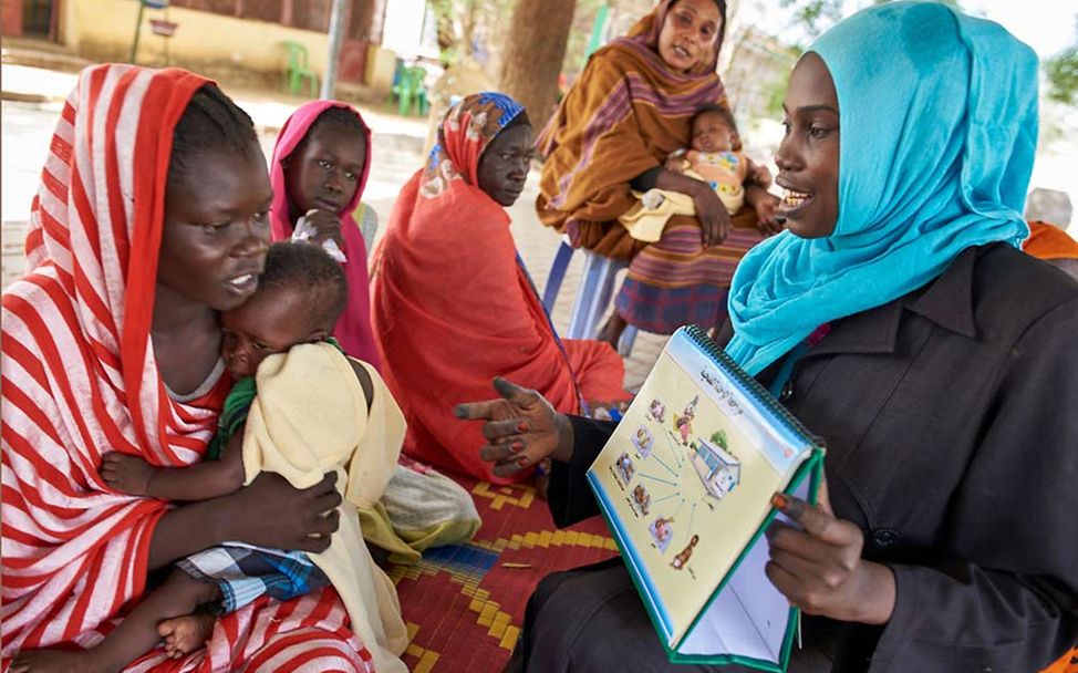 Sudan Konflikt: Gesunde Ernährung und Hygiene-Regeln lernen Mütter von einer UNICEF-Gesundheitshelferin. 