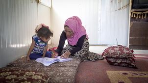Zaatari in Jordanien: Rimas lernt mit ihrer Mutter