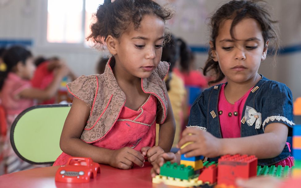 Zaatari in Jordanien: Rimas und ihre Kusine Maram spielen mit Lego