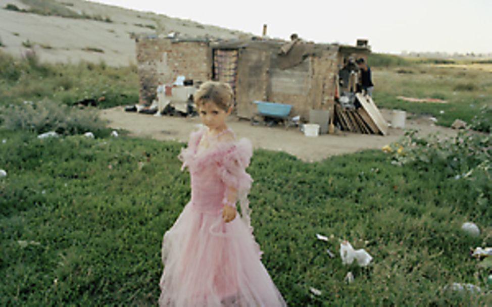 3. Preis Foto des Jahres 2004: Corinna, zu Hause auf einer Müllhallde bei Bukarest