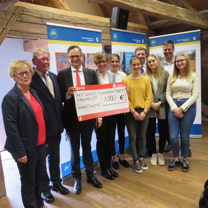 Übergabe des Spendenchecks der Sparkasse Deggendorf über 1.000,00 € für UNICEF