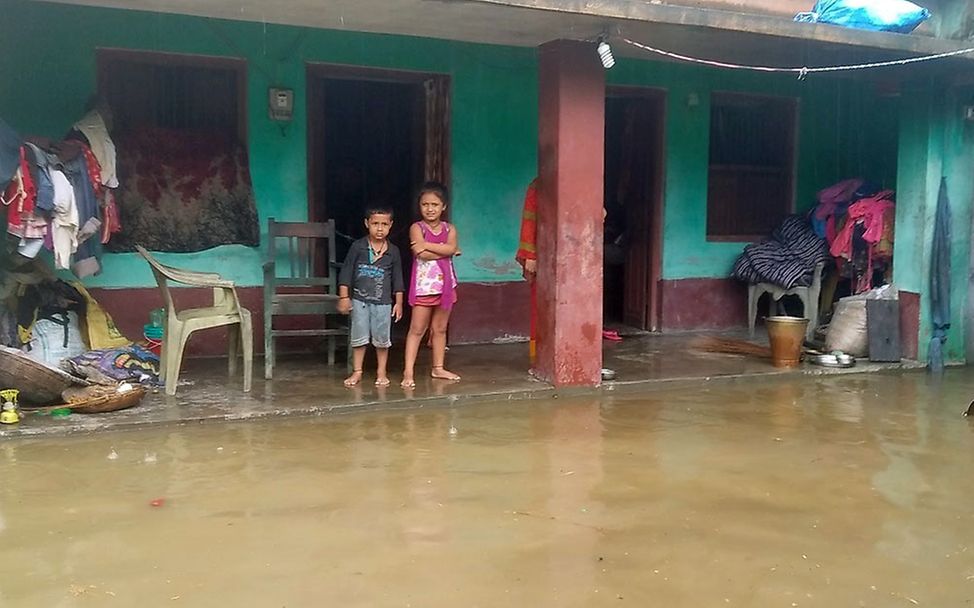 Die steigenden Wasserpegel in Nepal gefährden das Haus dieser Kinder. 