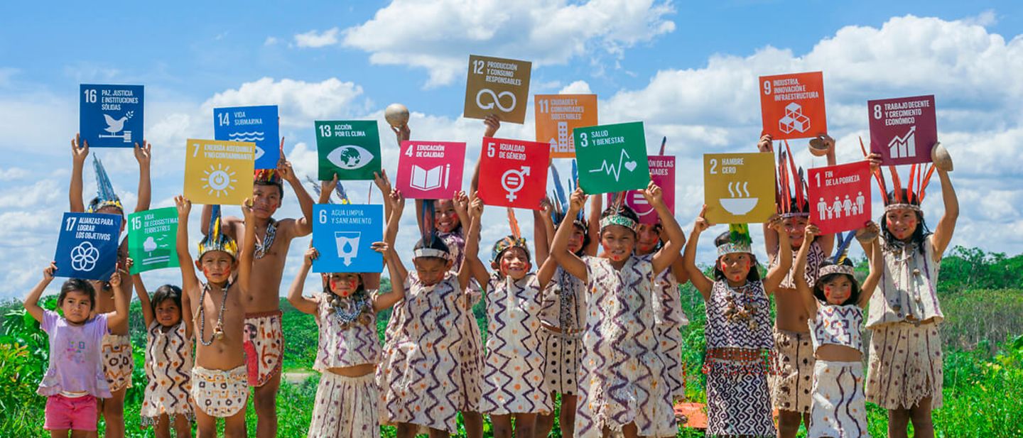 Peru: Eine Gruppe von Kindern hält die Tafeln der SDGs in die Luft
