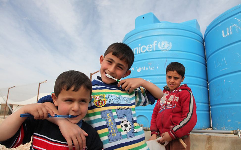 Jordanien: Jungen putzen sich die Zähne
