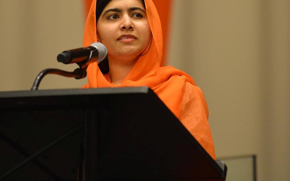 UN-Hauptsitz: Die 22-jährige Malala Yousafzai spricht auf dem Podium des Events Financing the Future.